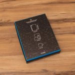 HARDCOVER A5 STARTER KIT - 1 COLOUR. Starter Kit A5 &laquo;Infinitebook&raquo; &mu;&epsilon; &sigma;&kappa;&lambda;&eta;&rho;ό &epsilon;&xi;ώ&phi;&upsilon;&lambda;&lambda;&omicron;, &pi;&epsilon;&rho;&iota;&lambda;&alpha;&mu;&beta;ά&nu;&epsilon;&iota; &epsilon;&xi;&alpha;&tau;&omicron;&mu;ί&kappa;&epsilon;&upsilon;&sigma;&eta; &mu;&epsilon; έ&nu;&alpha; &chi;&rho;ώ&mu;&alpha; &sigma;&tau;&omicron; &epsilon;&xi;ώ&phi;&upsilon;&lambda;&lambda;&omicron; &kappa;&alpha;&iota; &sigma;&tau;&omicron; &omicron;&pi;&iota;&sigma;&theta;ό&phi;&upsilon;&lambda;&lambda;&omicron;