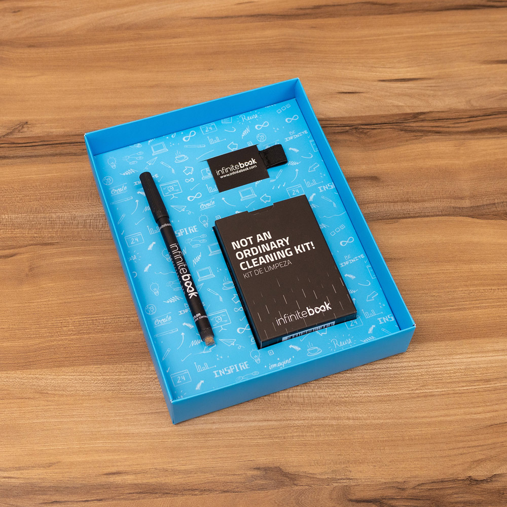 STARTER KIT INFINITEBOOK A5 PLANNER TEXTURE. Set composto da un "Infinitebook" con copertina rigida, 1 kit di pulizia, 1 pennarello e 1 porta pennarello