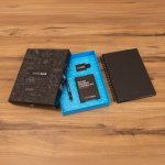 STARTER KIT INFINITEBOOK A5 PLANNER TEXTURE. Kit cuprinz&acirc;nd &bdquo;Infinitebook&rdquo; cu copertă tare, 1 kit de curățare, 1 marker și 1 suport pentru pix - Negru