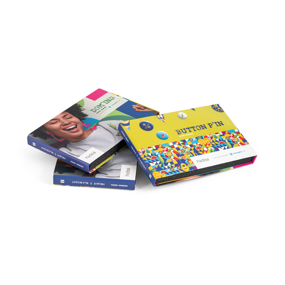 PIN & DOMING SHOWCASE. Campionario 2 in 1 di Pins e Domings