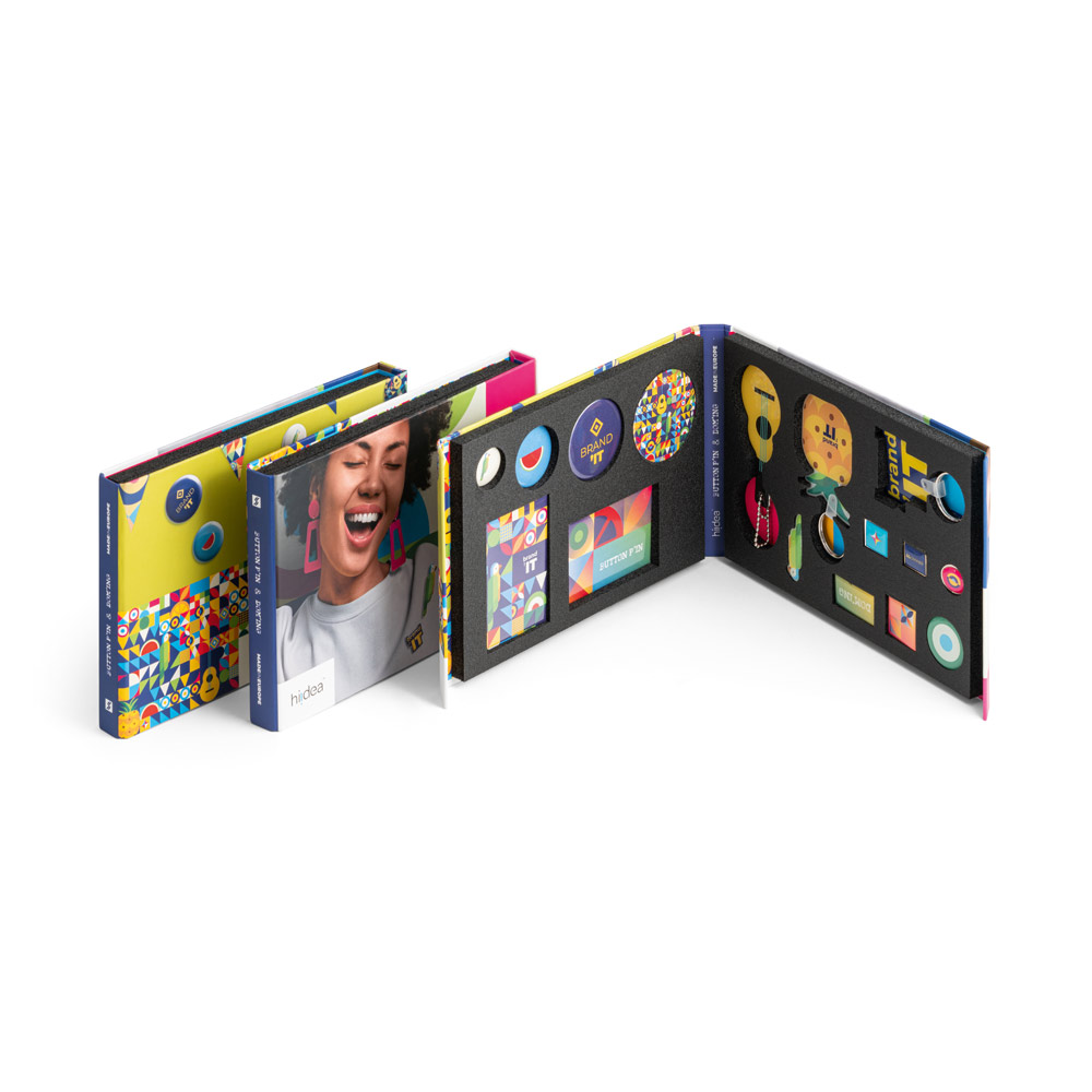 PIN & DOMING SHOWCASE. Campionario 2 in 1 di Pins e Domings