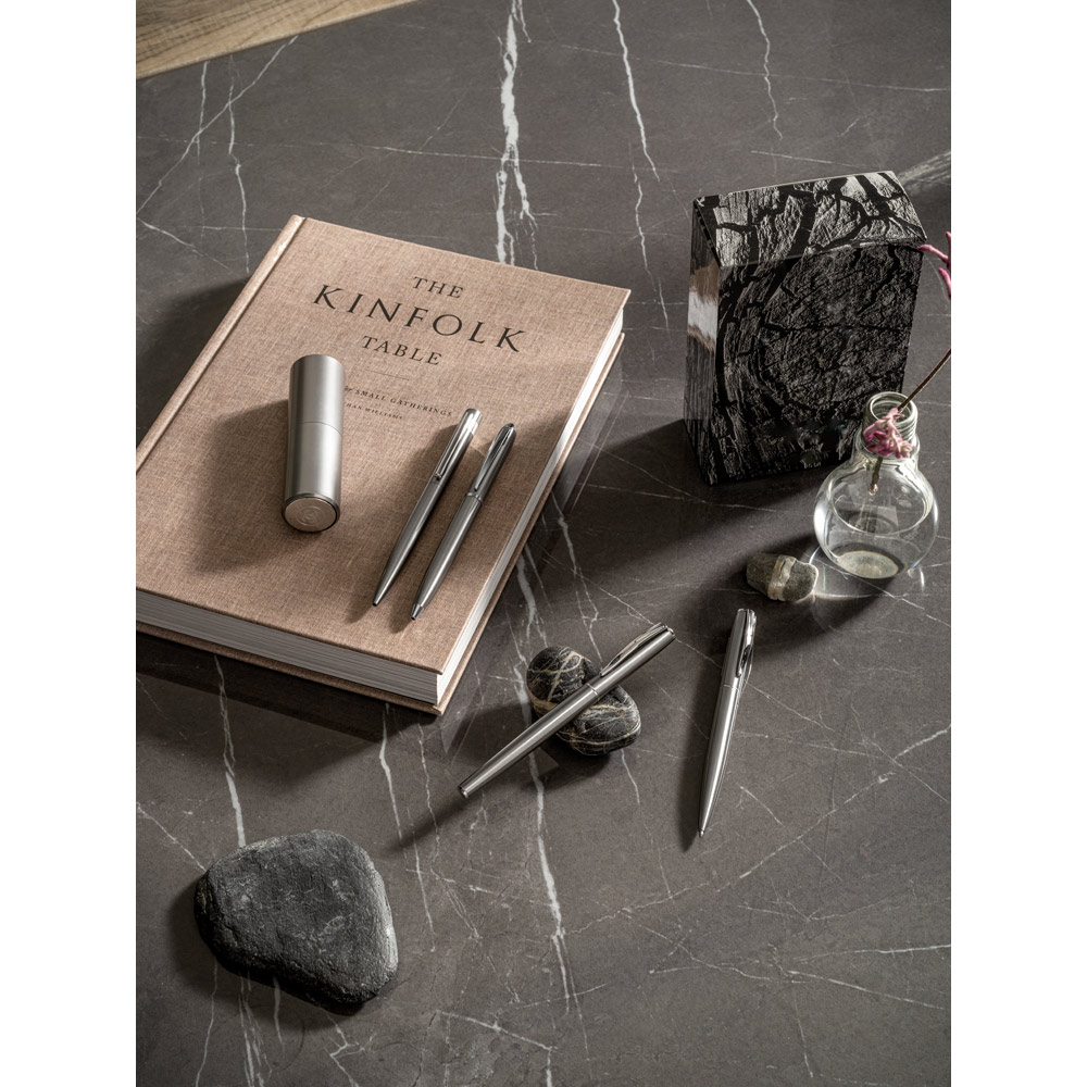 CHRIS. Penna a sfera con corpo in acciaio inossidabile (53% rSS) con clip