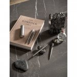 CHRIS. Kemijska olovka s tijelom od nehrđajućeg čelika (53% rSS) s kopčom