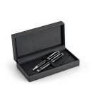 CHESS. Conjunto de roller e esferogr&aacute;fica em metal e fibra de carbono com mecanismo twist - Preto