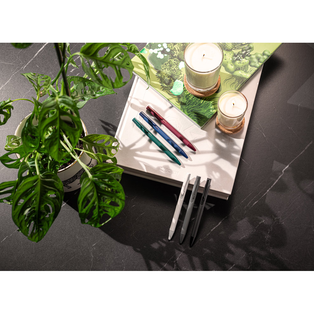 CLINT. Penna a sfera in alluminio riciclato (100% rAL) con finitura in gomma