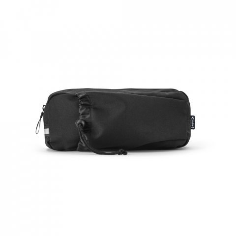 DELFOS POUCH. Midjev&auml;ska av 300D med &aring;tervunnen polyester och 600D med&aring;tervunnen polyester med reflekterande element och foder av 210D &aring;tervunnet polyester - Svart