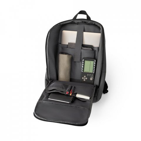 TOULON. 600D kierr&auml;tetyst&auml; polyesterist&auml; valmistettu, tihe&auml;st&auml; vedenkest&auml;v&auml; kannettavan tietokoneen reppu, 16" - Musta