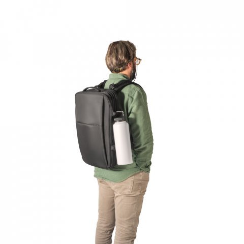 DALLAS. Tihe&auml;sti kierr&auml;tetyst&auml; 600D polyesterist&auml; valmistettu matkareppu 17,3 tuuman kannettavalle tietokoneelle - Musta