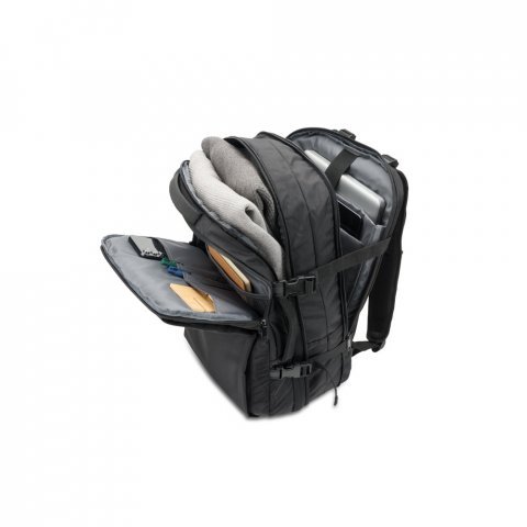 DALLAS. Tihe&auml;sti kierr&auml;tetyst&auml; 600D polyesterist&auml; valmistettu matkareppu 17,3 tuuman kannettavalle tietokoneelle - Musta