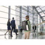 DALLAS. Tihe&auml;sti kierr&auml;tetyst&auml; 600D polyesterist&auml; valmistettu matkareppu 17,3 tuuman kannettavalle tietokoneelle