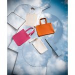 MERIDA. V&auml;ska (220 g/ m&sup2;) i bomull (50%), &aring;tervunnen bomull (30%) och polyester (20% rPET)