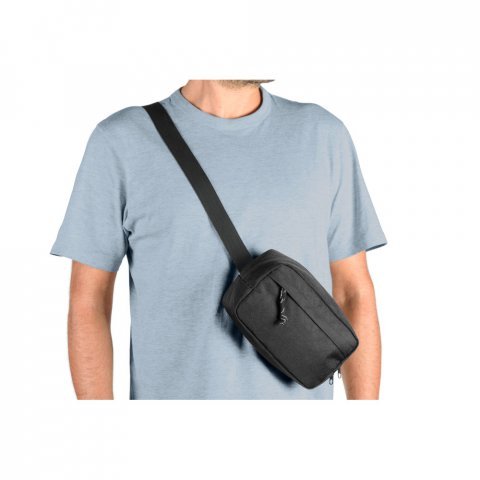 MYKONOS. Midjev&auml;ska i 600D &aring;tervunnen polyester och foder i 210D &aring;tervunnen polyester - Svart