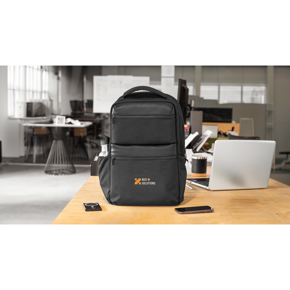 COPENHAGEN. Zaino in twill riciclato idrorepellente con due ampie tasche anteriori da 17'3"