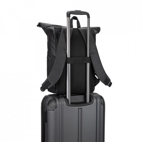 OSASCO BPACK. Plecak typu roll top z zamkiem błyskawicznym, kt&oacute;ry umożliwia zwinięcie g&oacute;rnej części w celu dopasowania do objętości plecaka, wykonany z poliestru 600D z recyklingu - Czarny