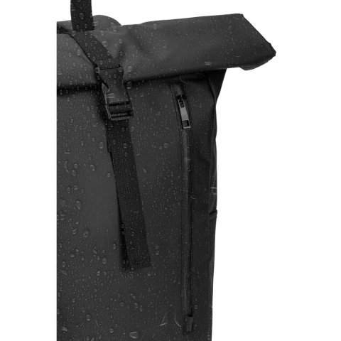 OSASCO BPACK. Plecak typu roll top z zamkiem błyskawicznym, kt&oacute;ry umożliwia zwinięcie g&oacute;rnej części w celu dopasowania do objętości plecaka, wykonany z poliestru 600D z recyklingu - Czarny