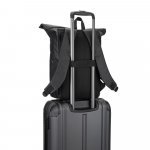 OSASCO BPACK. Plecak typu roll top z zamkiem błyskawicznym, kt&oacute;ry umożliwia zwinięcie g&oacute;rnej części w celu dopasowania do objętości plecaka, wykonany z poliestru 600D z recyklingu - Szafirowy