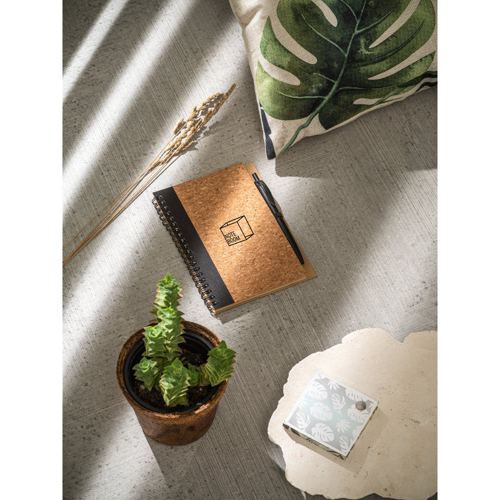 VICENTE. Block notes B6 con penna a sfera in sughero e poliestere riciclato (100% rPET)