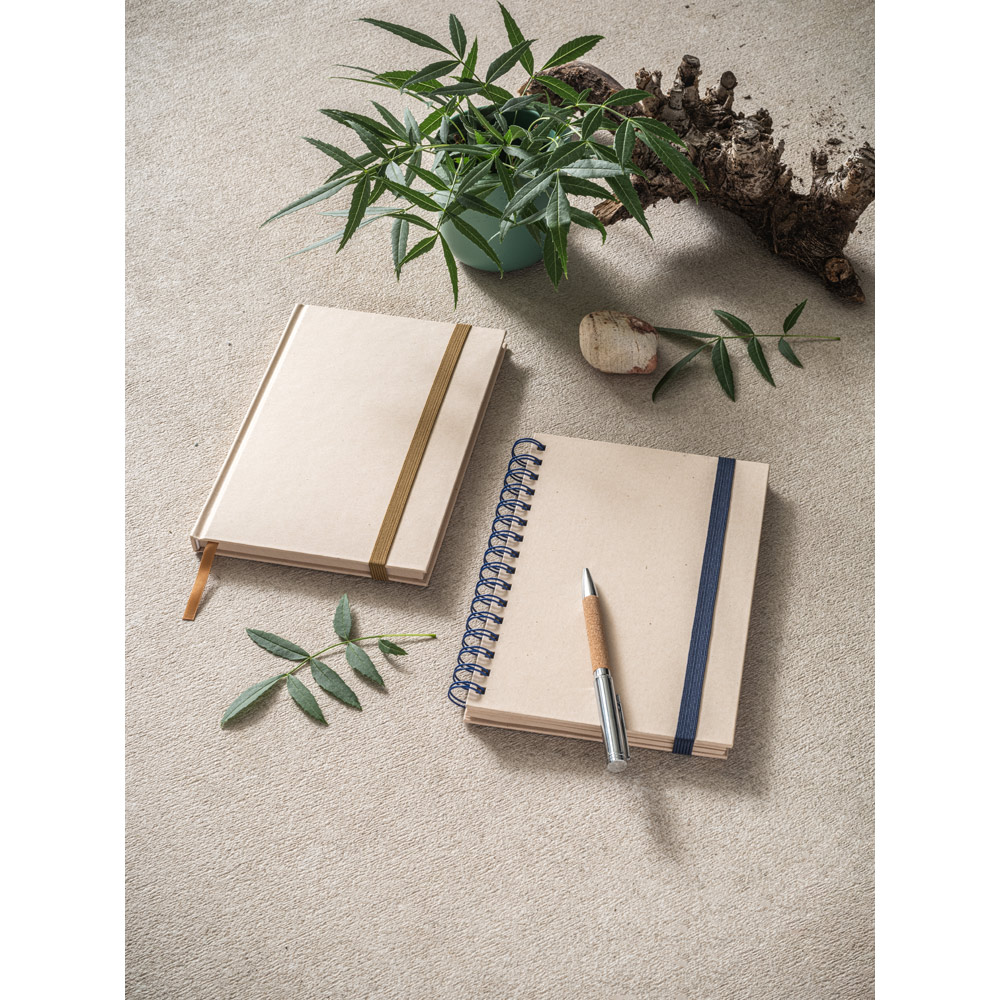 DICKINSON. Quaderno A5 con copertina rigida in carta di canna da zucchero (80% canna da zucchero) con pagine a righe