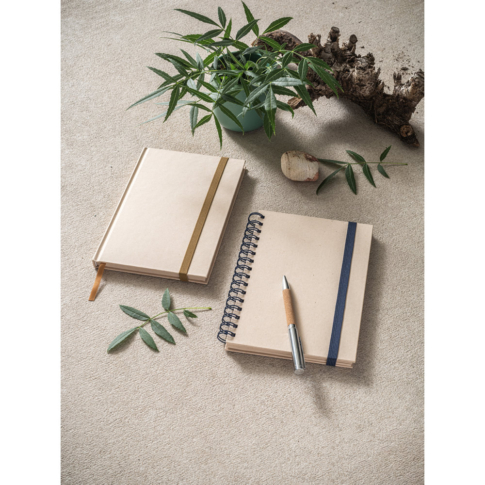 PROUST. Quaderno A5 con anelli, copertina rigida, in carta di canna da zucchero (80% canna da zucchero) con pagine semplici