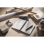 MISHIMA. Blocnotes A5 cu copertă semi-dură din p&acirc;slă reciclată (100% rPET) cu inele și pagini liniate