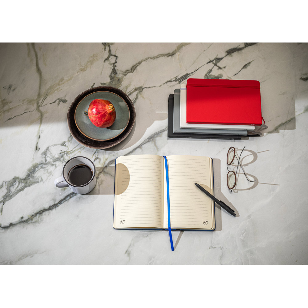 CAMPUS. A5 quaderno con copertina rigida in PU (riciclato al 35%) con pagine a righe al 100% riciclata