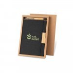 HOMERO. Sett best&aring;ende av en hardcover A5 notisblokk og en bambuskulepenn - Svart