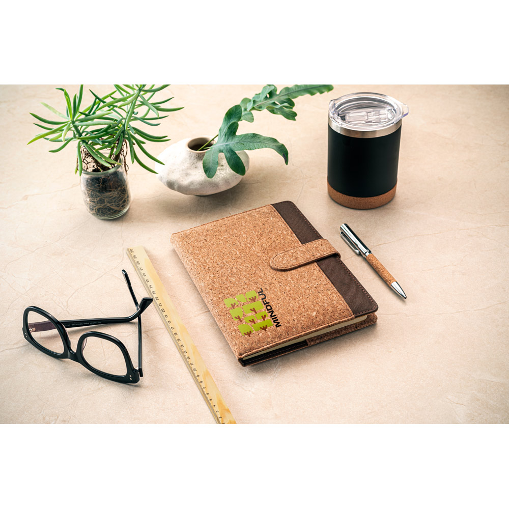 FIELDING. Cartellina A5 in sughero e poliestere riciclato(100% rPET) con blocco note rimovibile