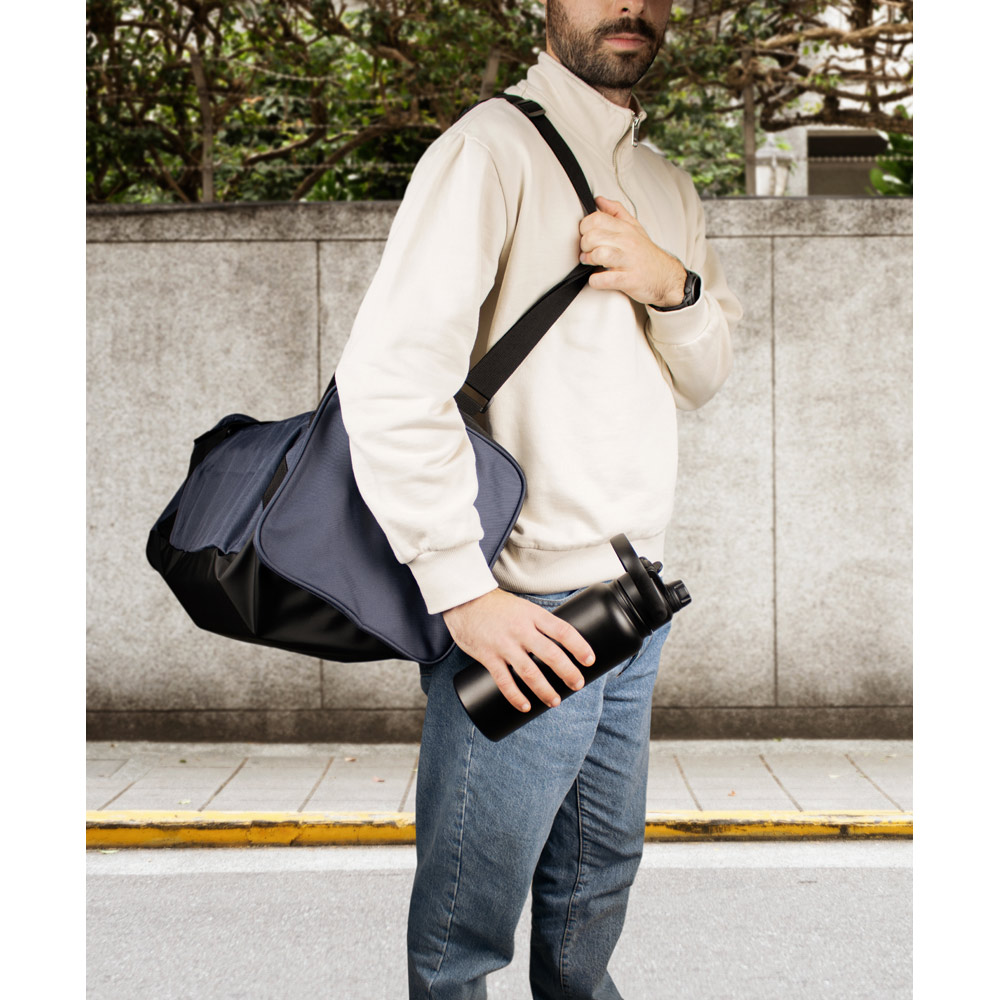 ALCARAZ. Bottiglia in acciaio inossidabile (riciclato al 90%),con doppia parete isolata sottovuoto