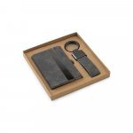 VAUGHN. Gaves&aelig;t best&aring;ende af kortholder og n&oslash;glering, begge produceret i metal og genanvendt polyester (30 % rPET) - M&oslash;rkegr&aring;