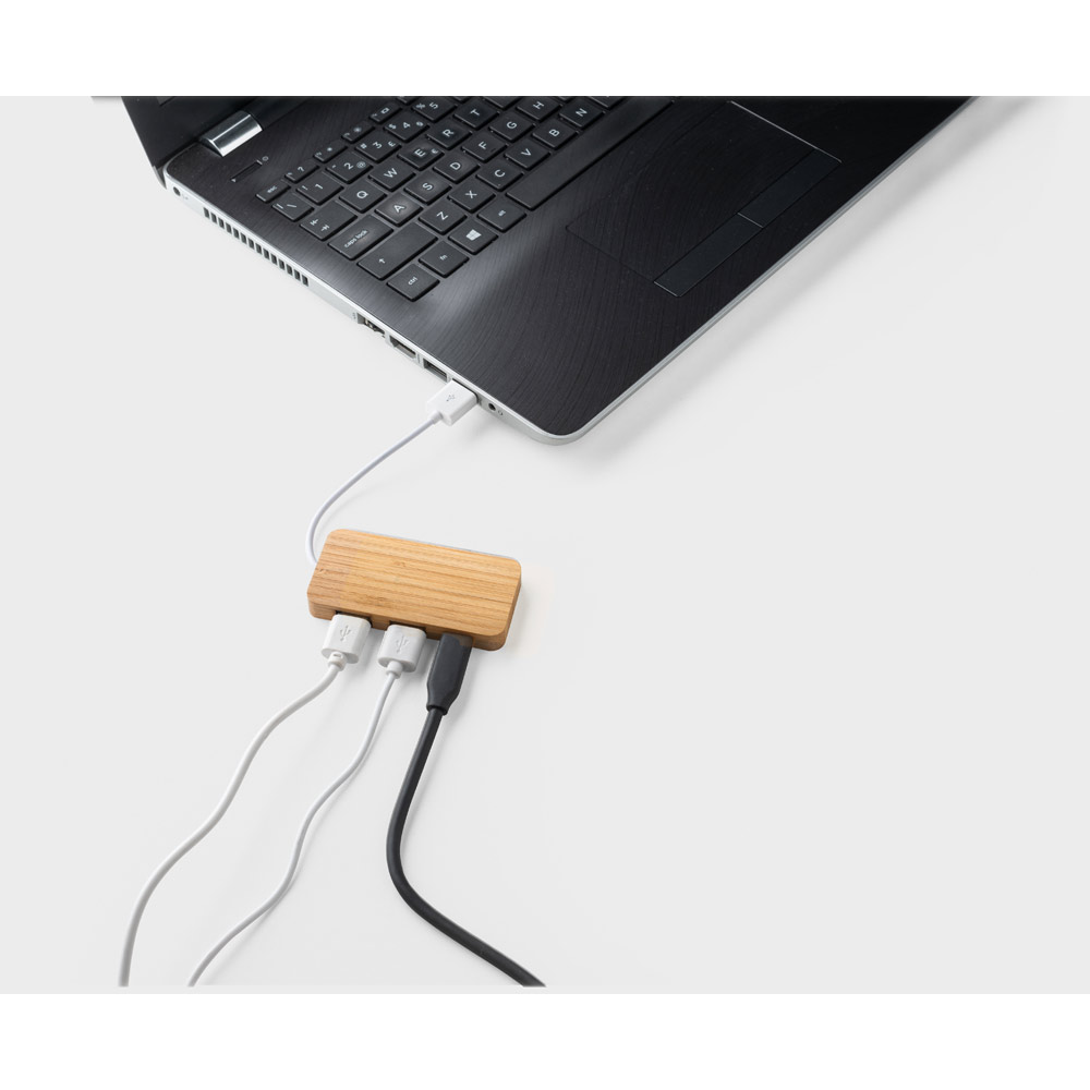 MOSER. HUB con 2 porte USB-A e 1 USB-C in bambù