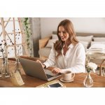 LEAVITT. &Theta;ή&kappa;&eta; smartphone &kappa;&alpha;&iota; &theta;ή&kappa;&eta; &sigma;&tau;&upsilon;&lambda;ό &mu;&epsilon; &alpha;&sigma;ύ&rho;&mu;&alpha;&tau;&omicron; &phi;&omicron;&rho;&tau;&iota;&sigma;&tau;ή 10W &sigma;&omicron;ύ&pi;&epsilon;&rho; &gamma;&rho;ή&gamma;&omicron;&rho;&omicron; &alpha;&sigma;ύ&rho;&mu;&alpha;&tau;&omicron; &phi;&omicron;&rho;&tau;&iota;&sigma;&tau;ή &sigma;&epsilon; &mu;&pi;&alpha;&mu;&pi;&omicron;ύ