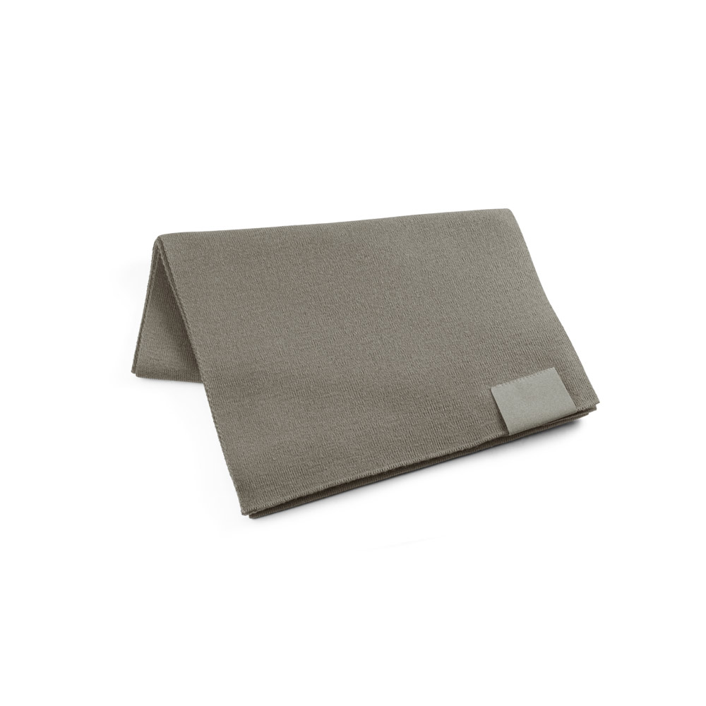 SERENITY. Sciarpa in poliestere riciclato (100% rPET) con dettaglio cucito per la personalizzazione