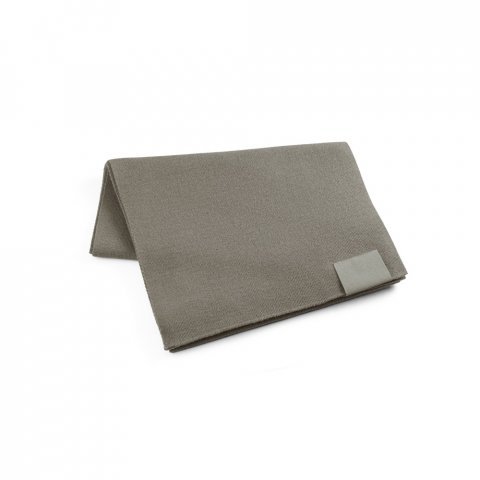 SERENITY. Cachecol em poli&eacute;ster reciclado (100% rPET) com um detalhe costurado para personaliza&ccedil;&atilde;o - Cinzento claro