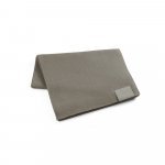 SERENITY. Cachecol em poli&eacute;ster reciclado (100% rPET) com um detalhe costurado para personaliza&ccedil;&atilde;o - Cinzento claro