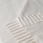 COMFY. Couverture en polyester recycl&eacute; (100% rPET) (300 g/m&sup2;), au toucher mohair - Beige 